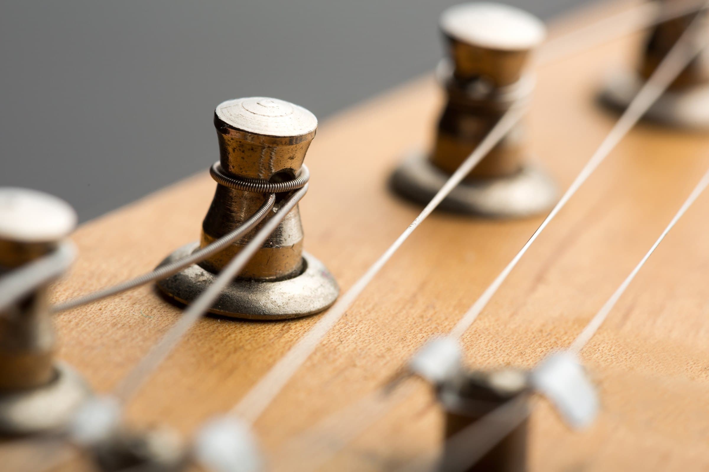 Chitarra acustica in primo piano