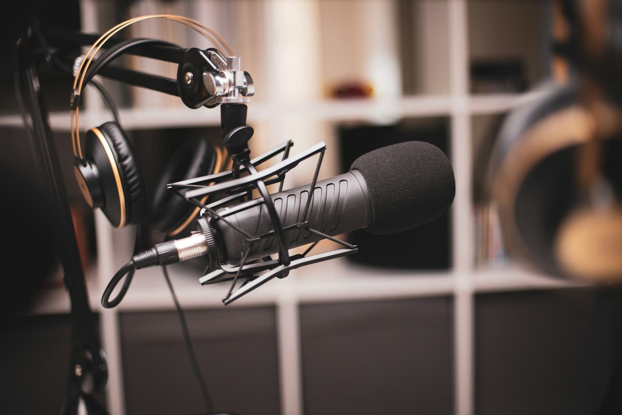 Microfono da studio e cuffie, pronti per la registrazione