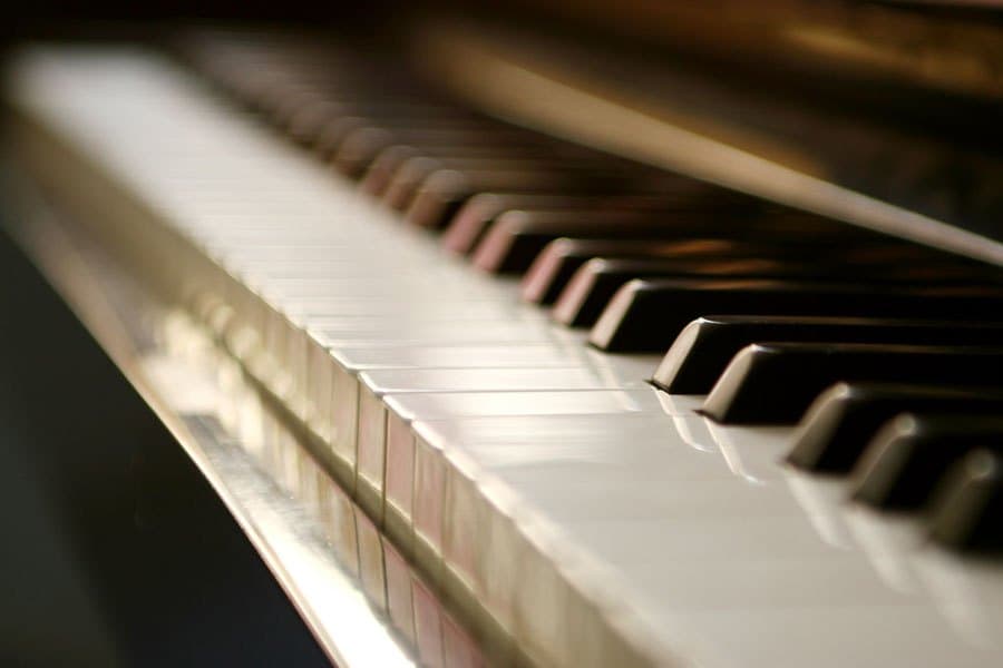Mani sulla tastiera di un pianoforte