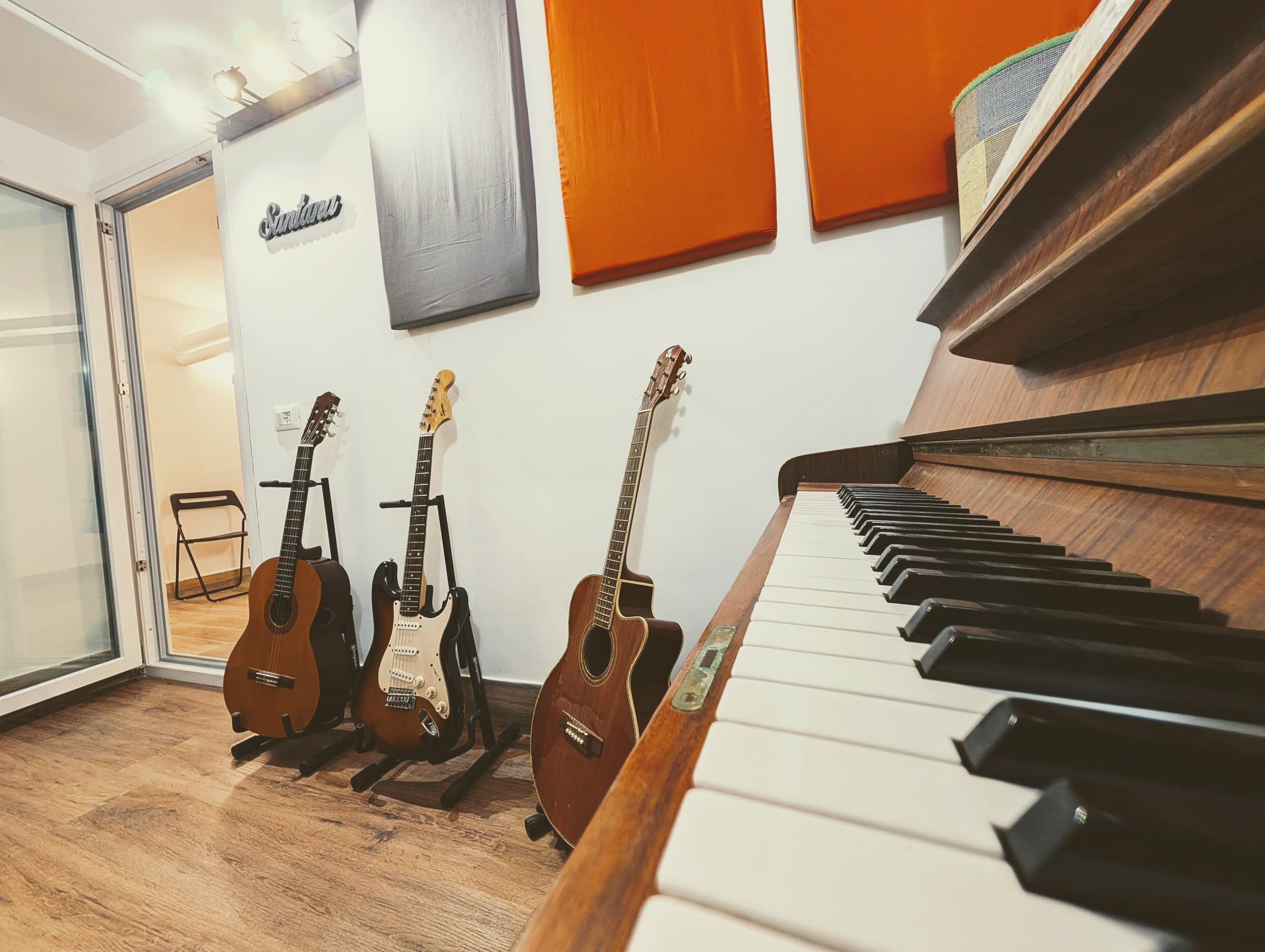L’aula di pianoforte del C.S.M., con le chitarre alle pareti