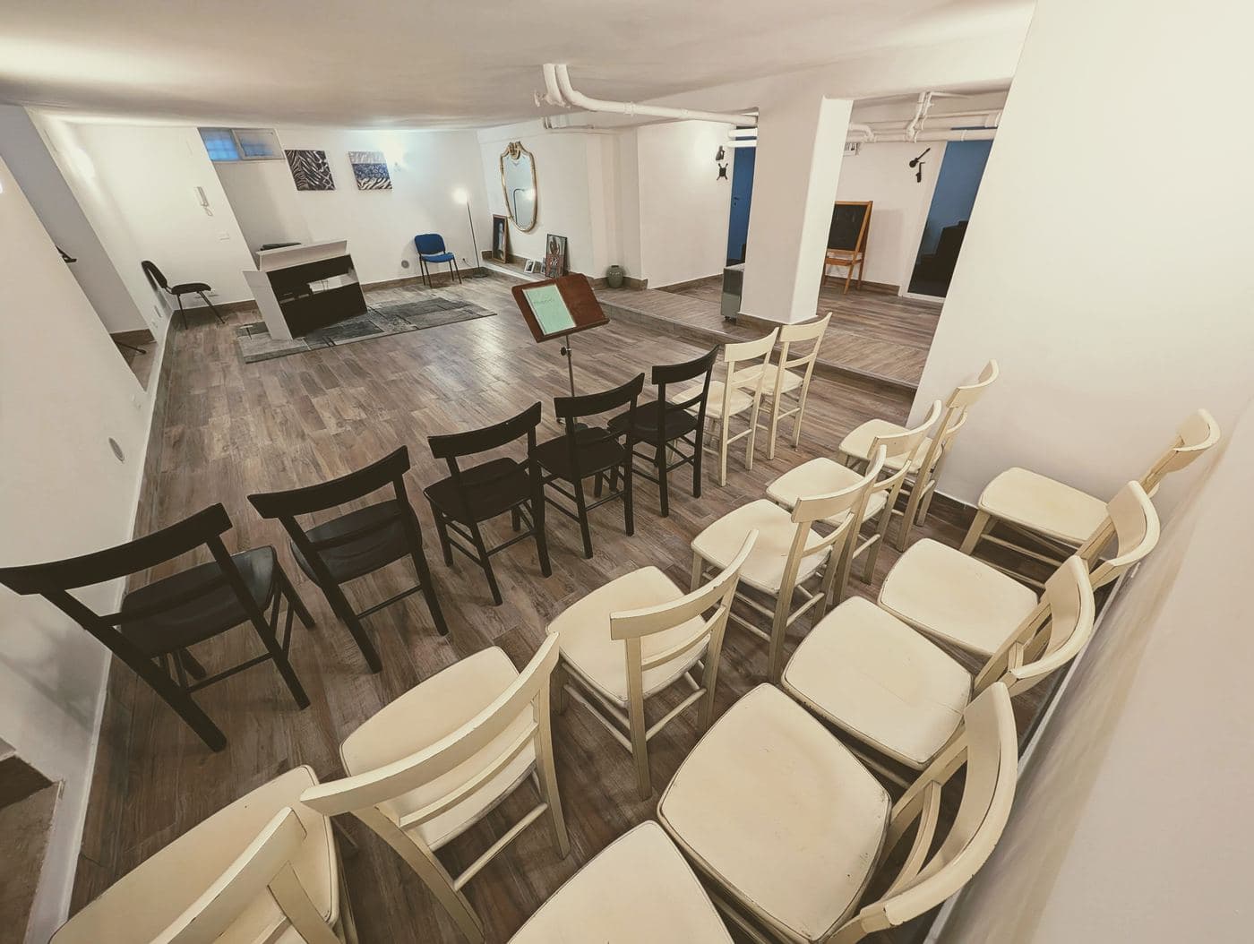 La sala grande allestita con le sedie